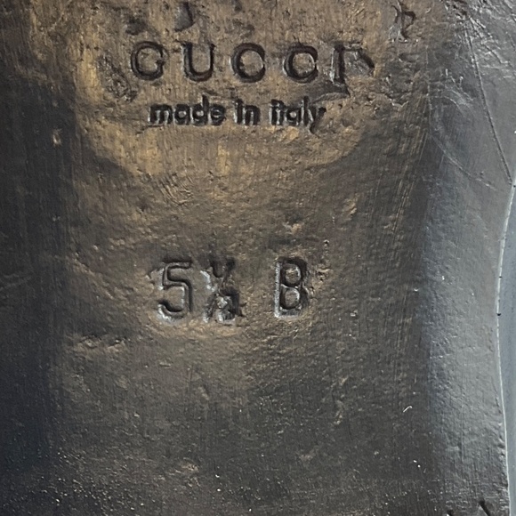 GUCCI BLACK / GOLD HORSEBIT DETAIL PATENT LEATHER PULL ON ANKLE BOOTS - Picture 8 of 9